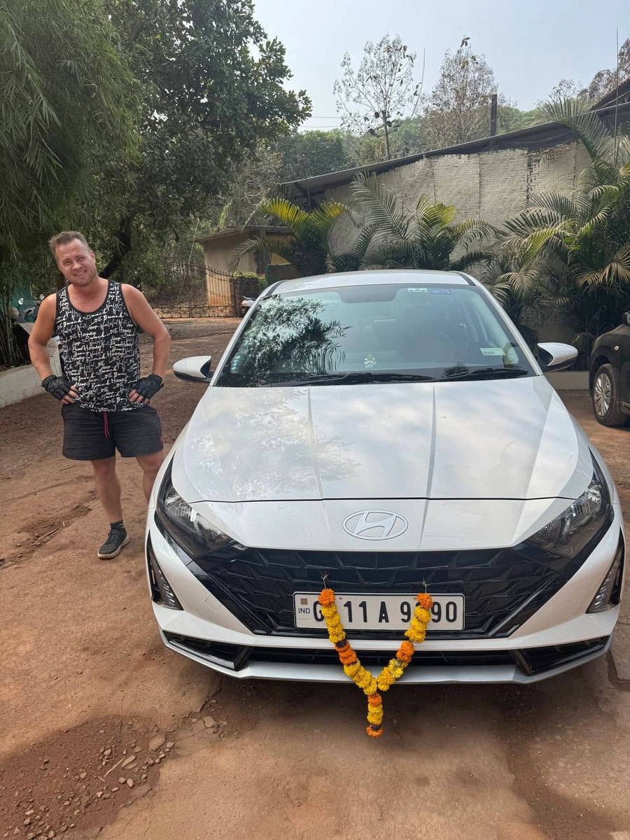 Брали машину в аренду. Вы в курсе, сколько жрёт автомобиль с кондиционером? Я в шоке