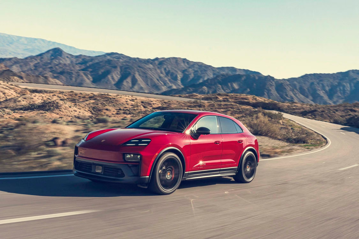    Porsche Macan GTS Electric — пятая модификация в линейке электрических компактных кроссоверов. Отличить его можно по черным внешним акцентам, уникальным переднему и заднему бамперам, а также черной кромке на активном заднем спойлере.   
Porsche