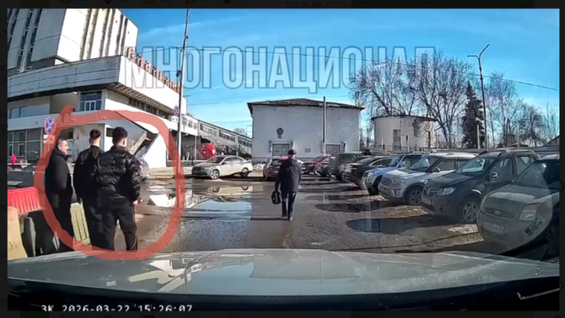    Группа мигрантов, которая оскорбила президента и полицию. Скриншот: Телеграм-канал "Многонационал"