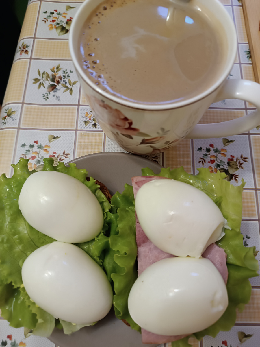 Хлеб с отрубями, листья салата, яйца, кусочек ветчины