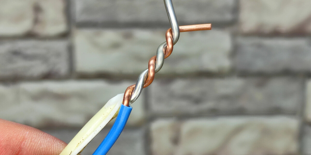 Советская скрутка Al+Cu служит 40 лет, а современные клеммы плавятся: дедовский способ, который работает вопреки всем правилам