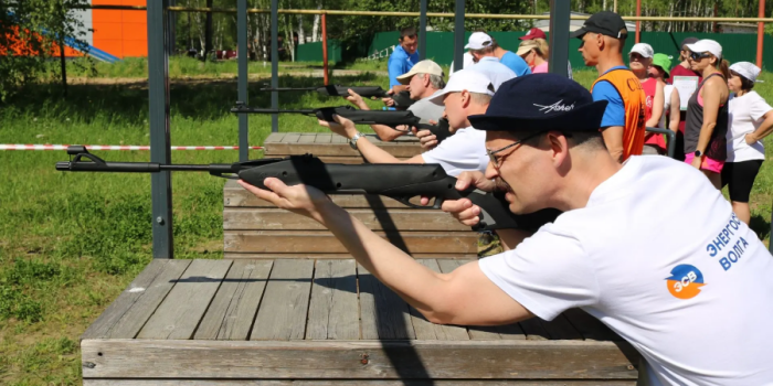 Сотрудники энергосбыта тренируются в стрельбе / фото: канал Энергосбыт Волга в Мах