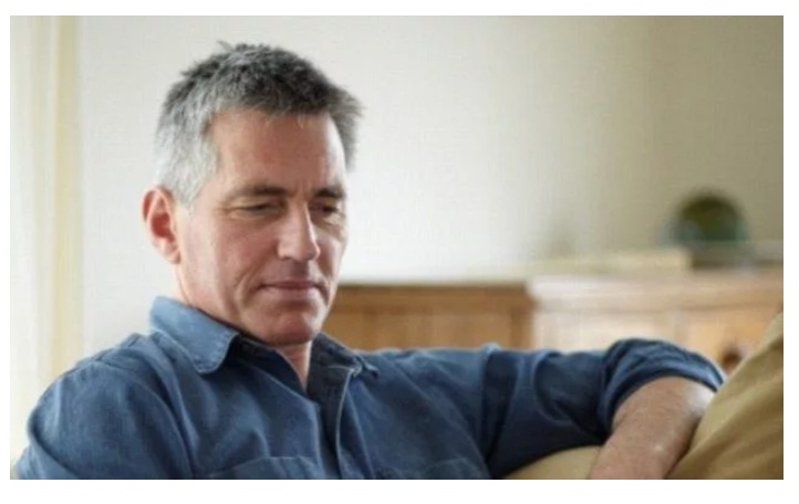 "Чтобы в могилу не загнали, с женщинами надо проще": мужчина радуется жизни