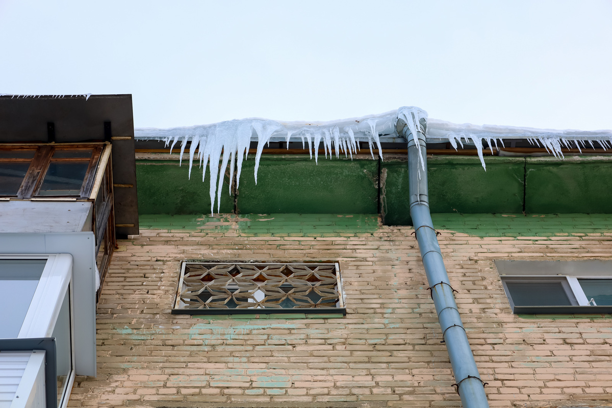 За неубранную крышу дома сотруднику осудили на 200 часов обязательных работ.  Фото: Фото: ФедералПресс / Елена Майорова