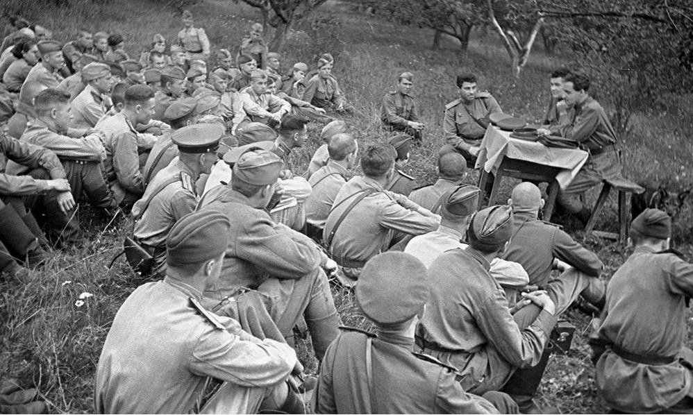 Константин Симонов (справа) выступает перед бойцами на фронте
