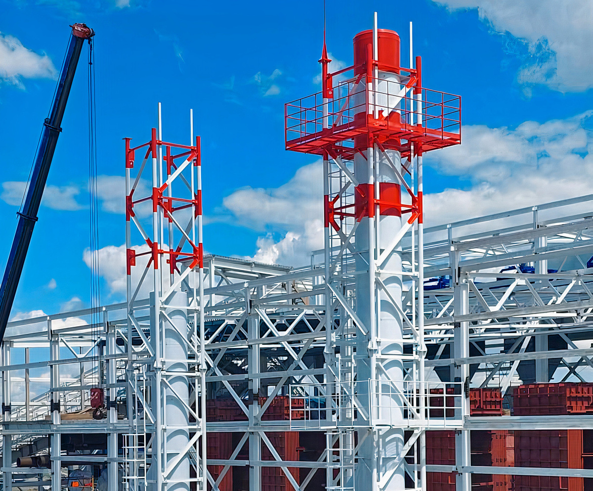 Возведение промышленныз дымовых труб из нержавеющей стали (внешний контур окрашен), диаметр 1300/1400 мм, высота 20 метров. Производство Уральский завод дымоходов "Модуль"