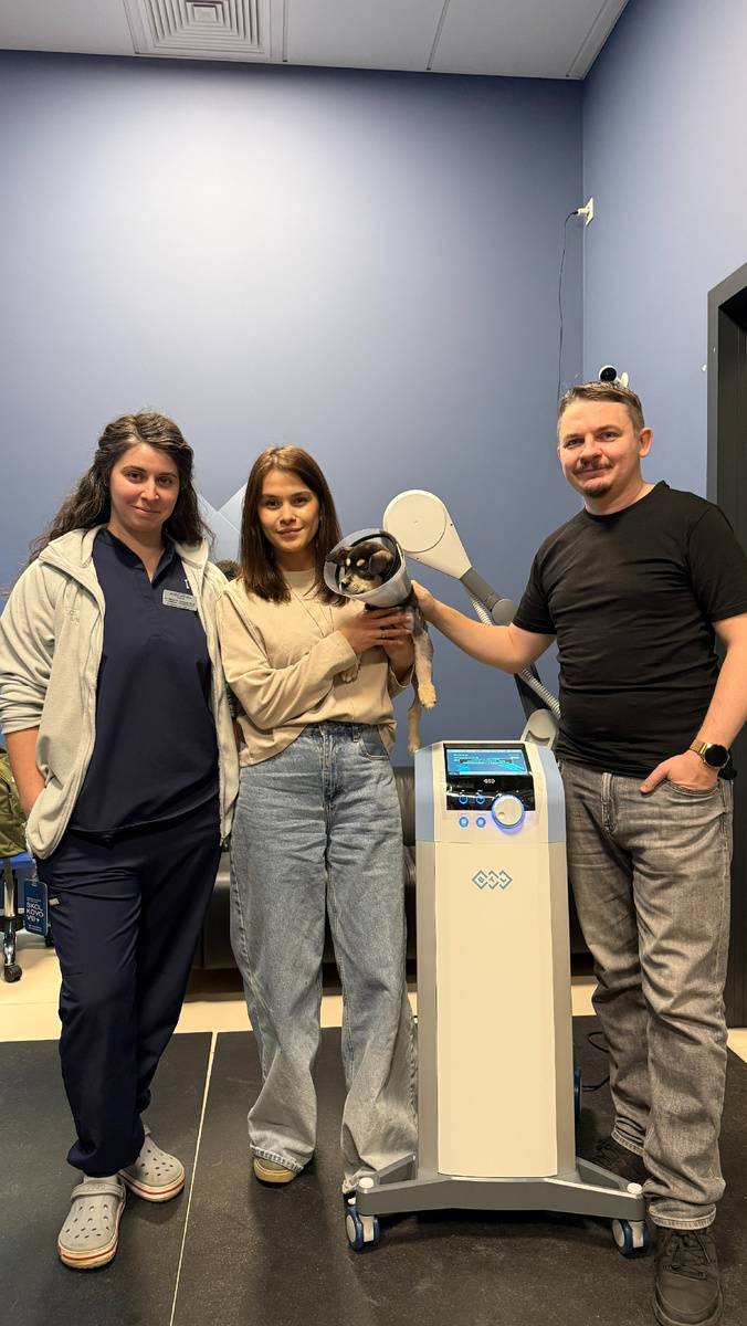 Вайнберг-Озеранская Е.А., представитель BTL, Бартенев Р. В. с аппаратом BTL-6000 Super Inductive System Elite.