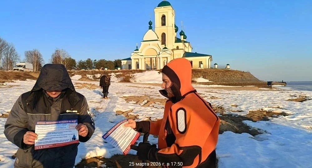 За день лёд внезапно растаял: на Рыбинском водохранилище чуть не утонули двое рыбаков