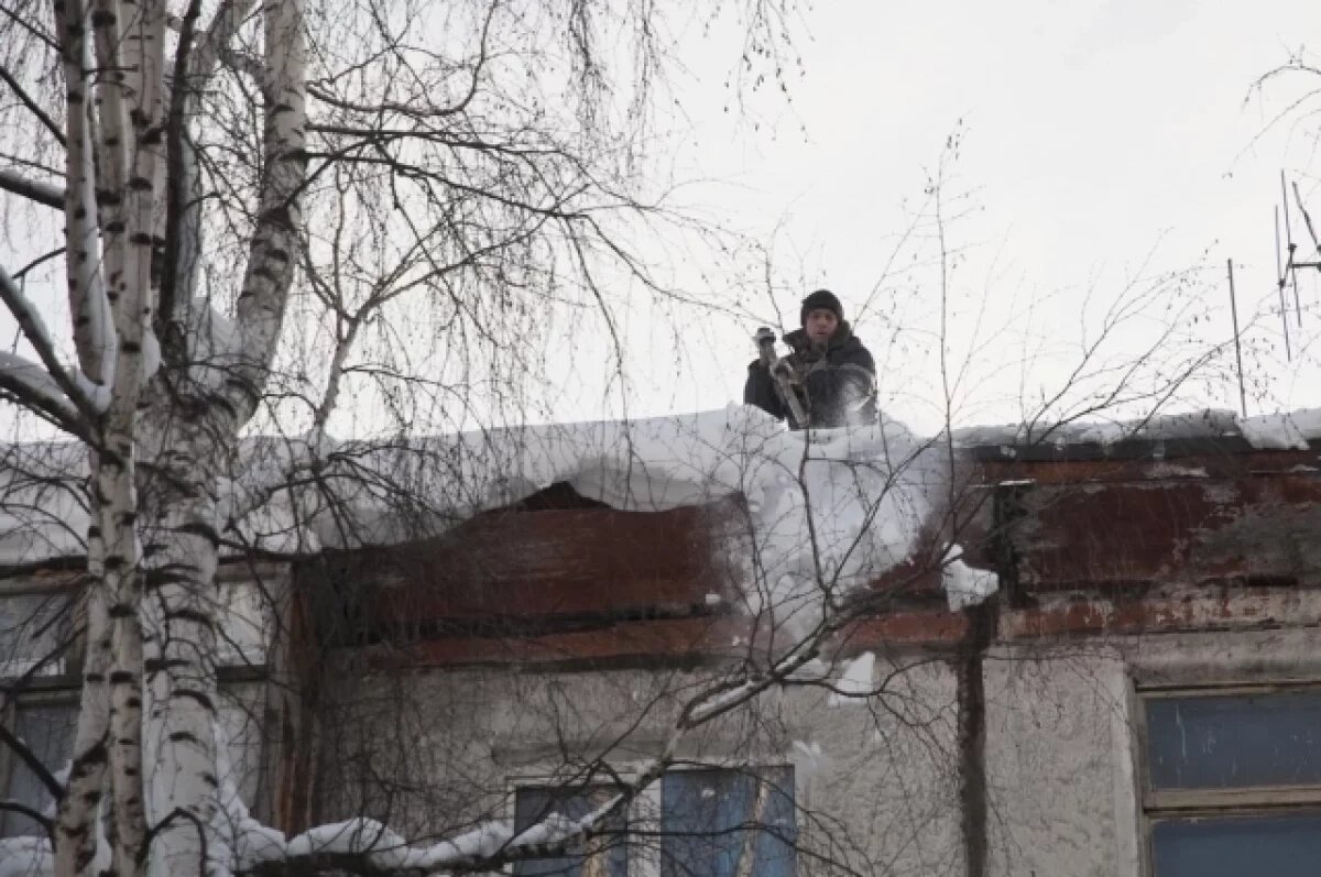    В Пыть-Яхе из--за мокрого снега обрушилась кровля аварийного дома.