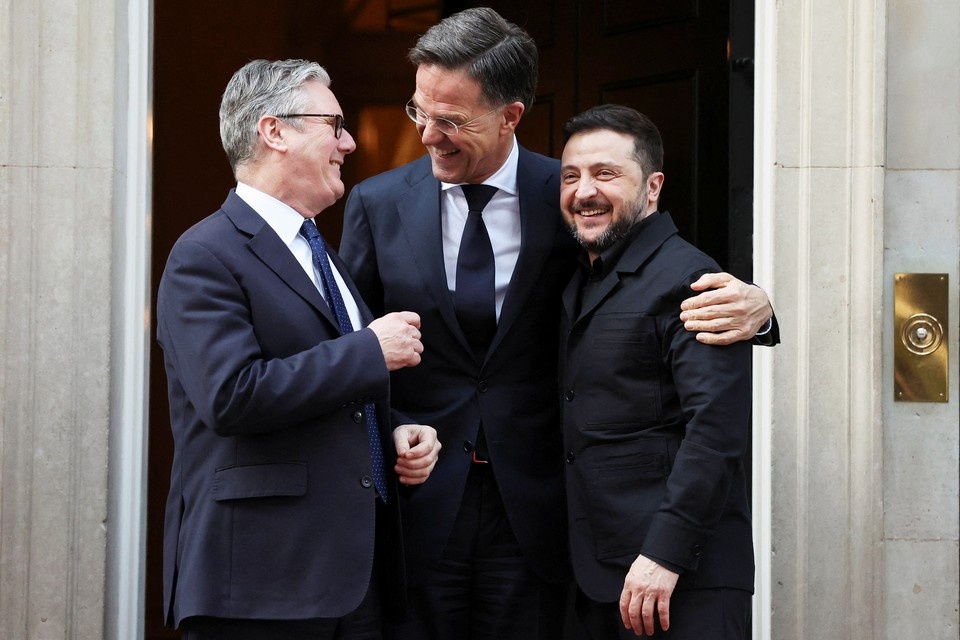    Генсек НАТО Марк Рютте (в центре) не устает заявлять, что альянс продолжит защищать не входящую в него Украину REUTERS