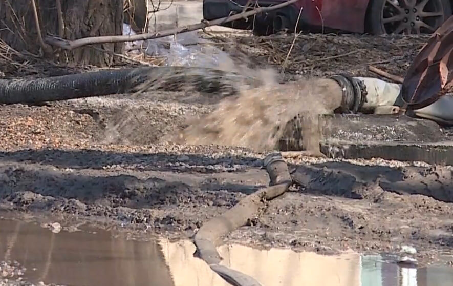     Больше суток сотни красноярцев провели без воды в своих домах