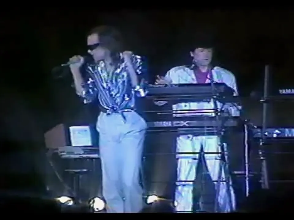 Фото: скриншот видео с выступления группы "Электронный мальчик"