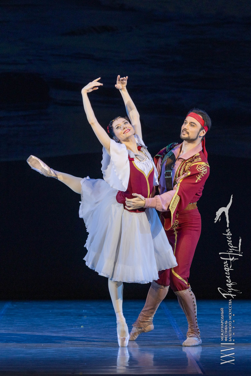Валерия Исаева и Рустам Исхаков в адажио из «Корсара» А. Адана (гала-концерт)