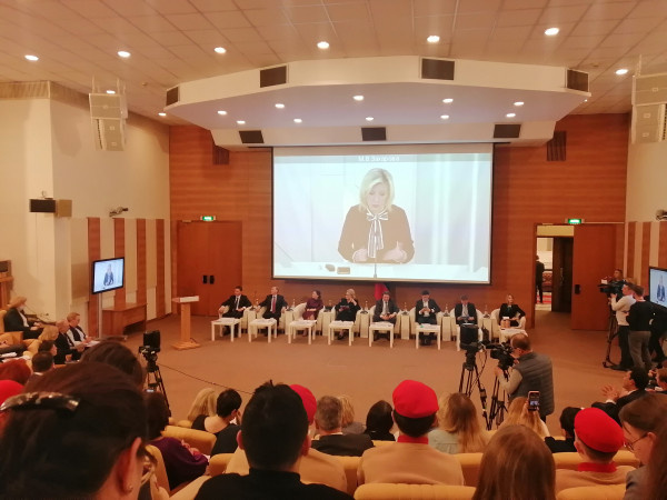 Мария Захарова рассказывает о бомбёжках Белграда в момент обсуждения законопроекта о цензуре для детей в Интернете (решил сфоткать)