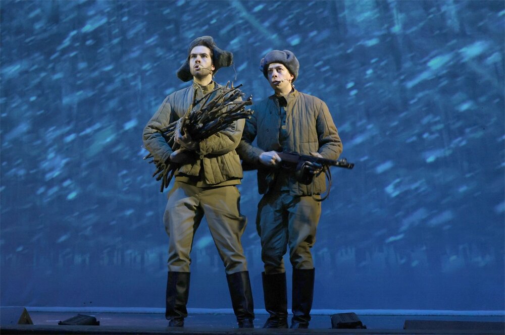    Тимофей Клявер (слева) в спектакле «Ты у меня одна» Московского Губернского театра. Фото: www.globallookpress.com