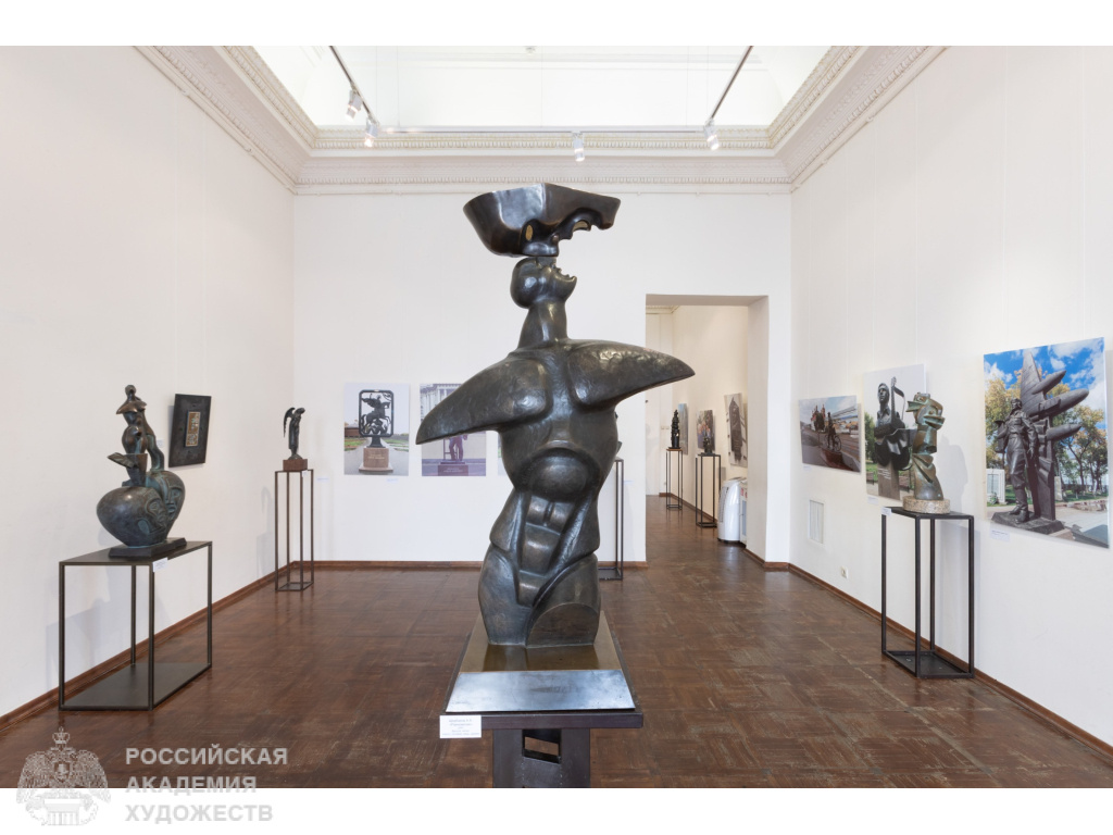 Фрагмент экспозиции «Арт-код» Андрея Щербакова  в Российской академии художеств (Москва, Пречистенка, 21). Фото: Виктор Берёзкин, пресс-служба РАХ