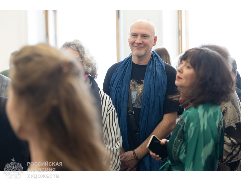 Гости выставки «Арт-код» Андрея Щербакова  в Российской академии художеств (Москва, Пречистенка, 21). Фото: Виктор Берёзкин, пресс-служба РАХ