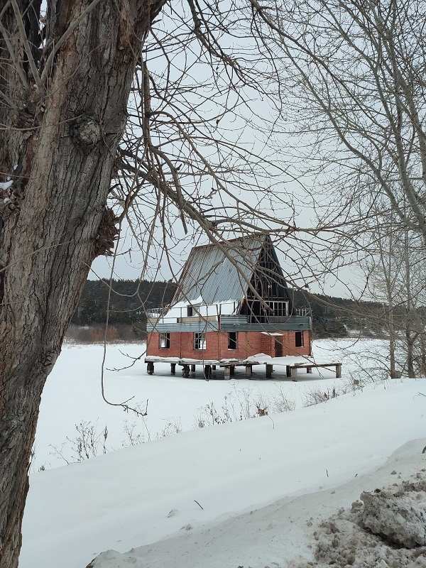 Дом на воде в Новопышминском: руины бывшего пив-бара на реке Пышме. Фото: Оксана Коновалова / ВКонтакте
