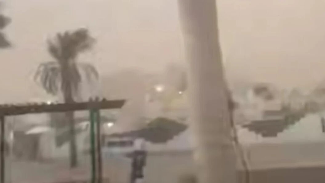    Песчаные бури и ливни в Египте загнали туристов из России по отелям. Скриншот SHOT