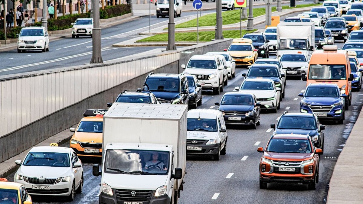    Пробка в Москве. Фото Vereshchagin Dmitry / Shutterstock.com