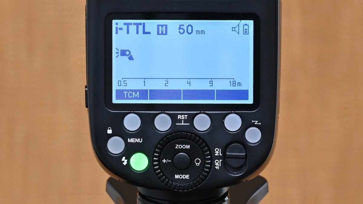    Настройка вспышки происходит при помощи кнопок и небольшого экрана, который обычно делают несенсорным / Фото: digitalcameraworld.com