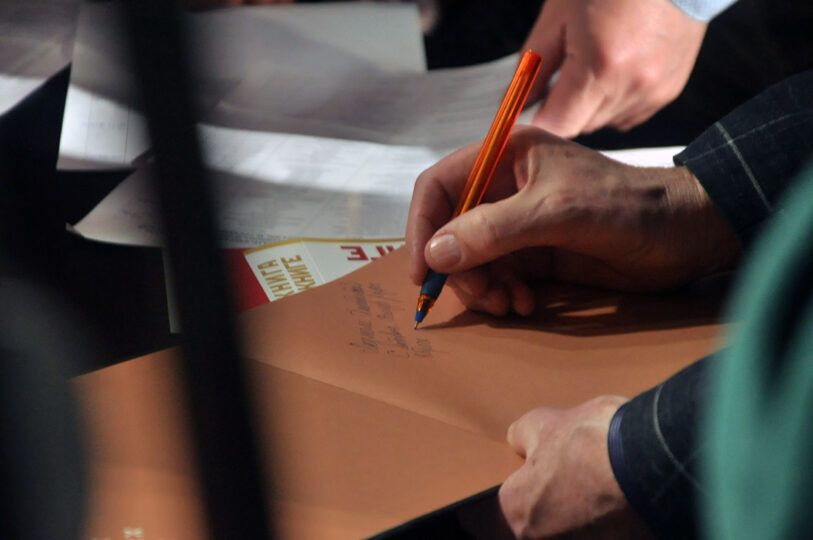    Директор театра Анатолий Четин ставит свой автограф на новом альбоме про театр. Фото: Константин Седегов, ПН