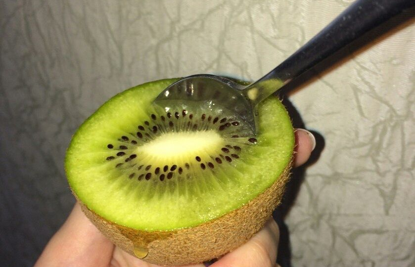 Смываю ворсинки за 5 секунд и ем целиком: хитрость с киви, которая спасет ваши сосуды и кишечник
