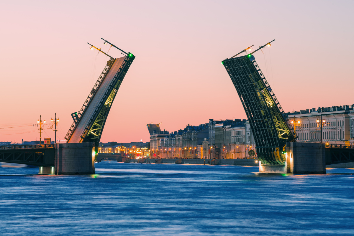 Вид на разведенный Дворцовый мост ранним июньским утром, Санкт-Петербург.  Источник: Shutterstock
