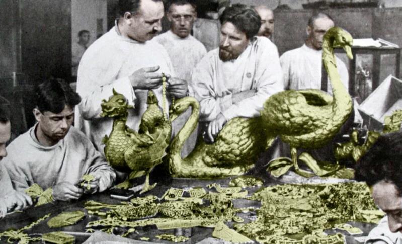 Большевики сортируют драгоценности бывших аристократов.