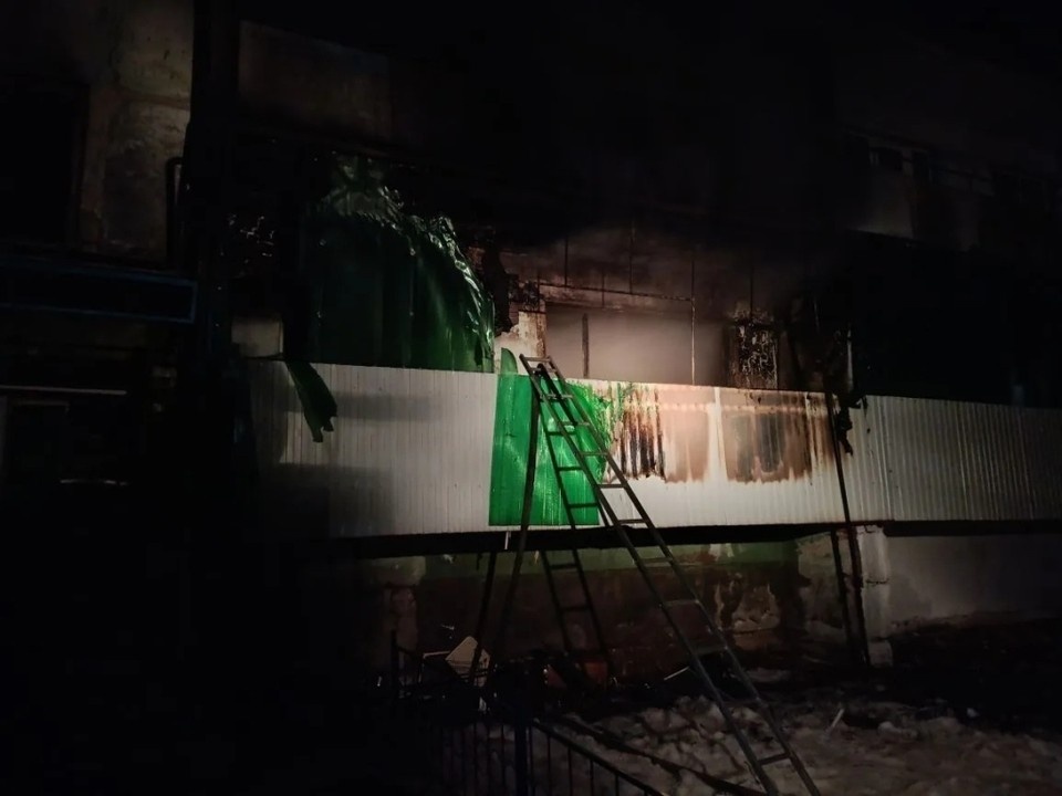    Справиться с пожаром удалось только ближе к двум часам ночи. Фото: ГКУ СО "Центр по делам ГО, ПБ и ЧС"