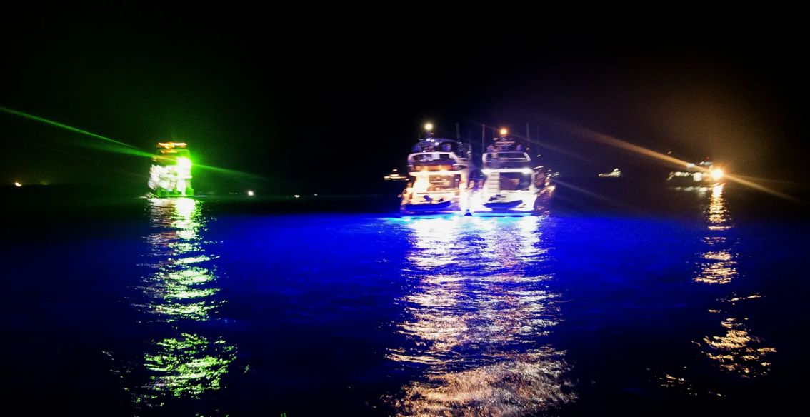 Это фото очень похоже передаёт те ощущения, когда мы, укрываясь от "Ориона", всплыли ночью в гуще японских рыболовных шхун, ведущих ночной лов. Фото: wallhere.com