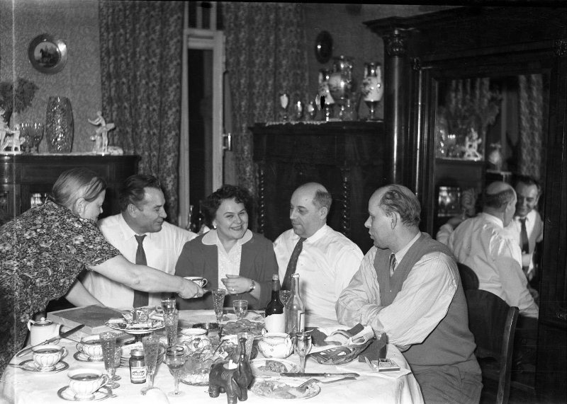 Неизвестный автор
Семейное застолье
Дата съемки: 1950 - 1969
Источник: russiainphoto.ru