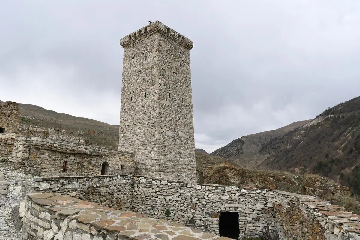     Башенный архитектурный комплекс в высокогорном селе Хой в Веденском районе Чечни. © РИА Новости. Екатерина Чеснокова