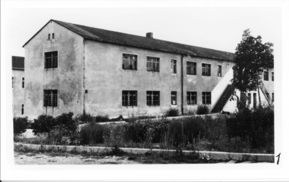 Блок N°40 (каменный) в Большом лагере, до сноса лагеря. Август 1950.