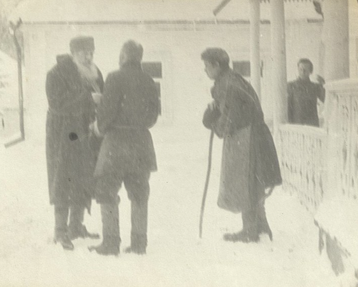 Л.Н. Толстой подаёт милостыню крестьянину - просителю. Автор: А.О. Дранков 1910 г. Ясная Поляна, Государственный музей-заповедник Л.Н. Толстого 