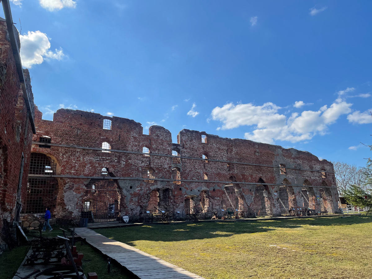 Руины замка Бранденбург в поселке Ушаково