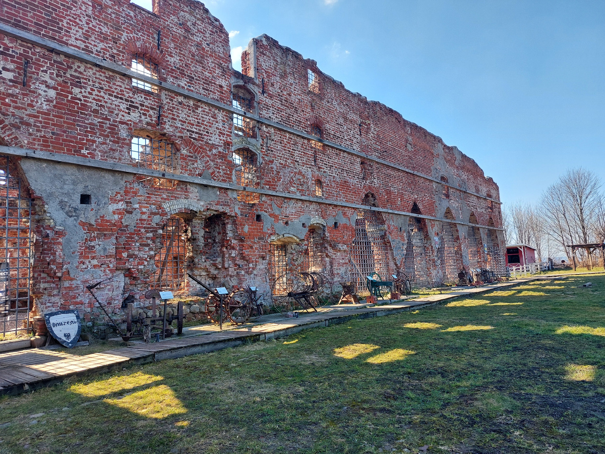 Стена форбурга замка