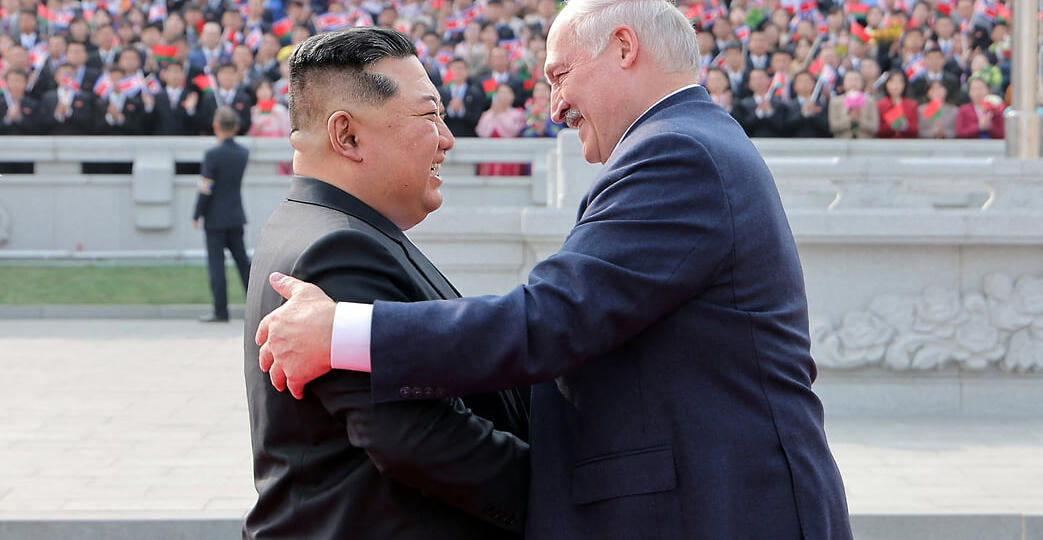 Александр Лукашенко подарил Ким Чен Ыну автомат