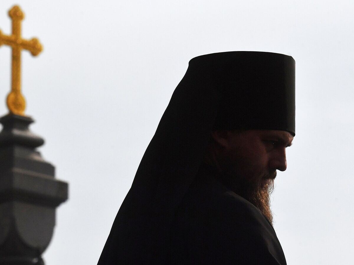    Священнослужитель у храма Христа Спасителя в Москве | © РИА Новости / Алексей Куденко