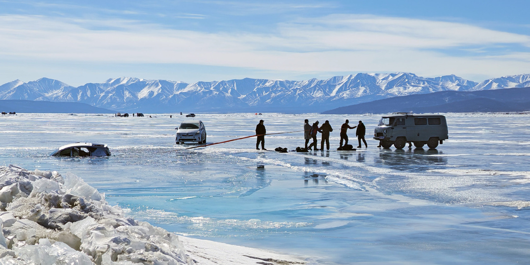 Иркутяне вытащили две машины, провалившиеся на льду Хубсугула