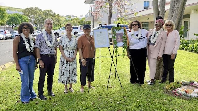 Дерево, посаженное в честь Алисы Болл в кампусе Гавайского университета