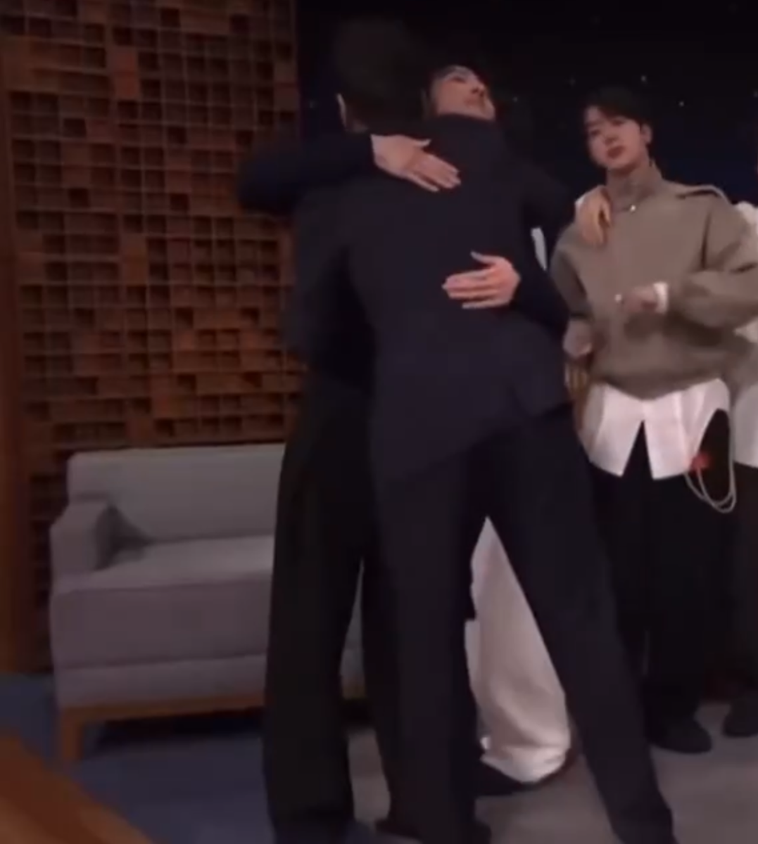 Джимми обнимает Чонгука, приветствуя