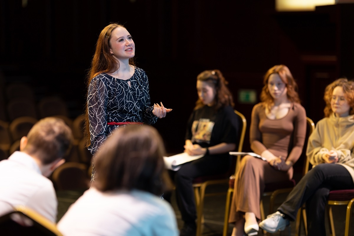    Абитуриентам необходимо подготовить репертуар из нескольких литературных произведений разных жанров