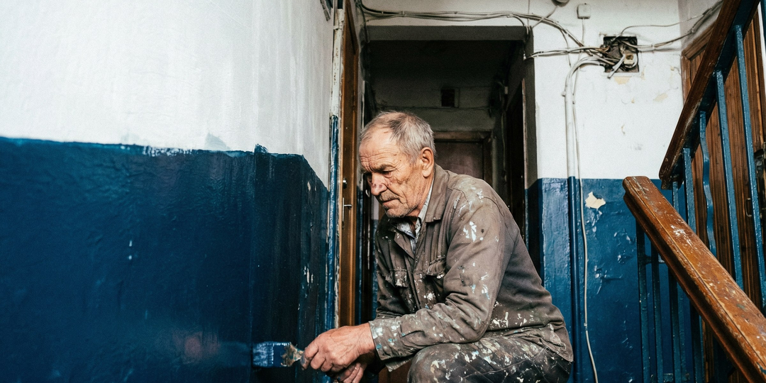 Почему в СССР стены в подъездах красили строго до половины и эта странность спасла тысячи людей