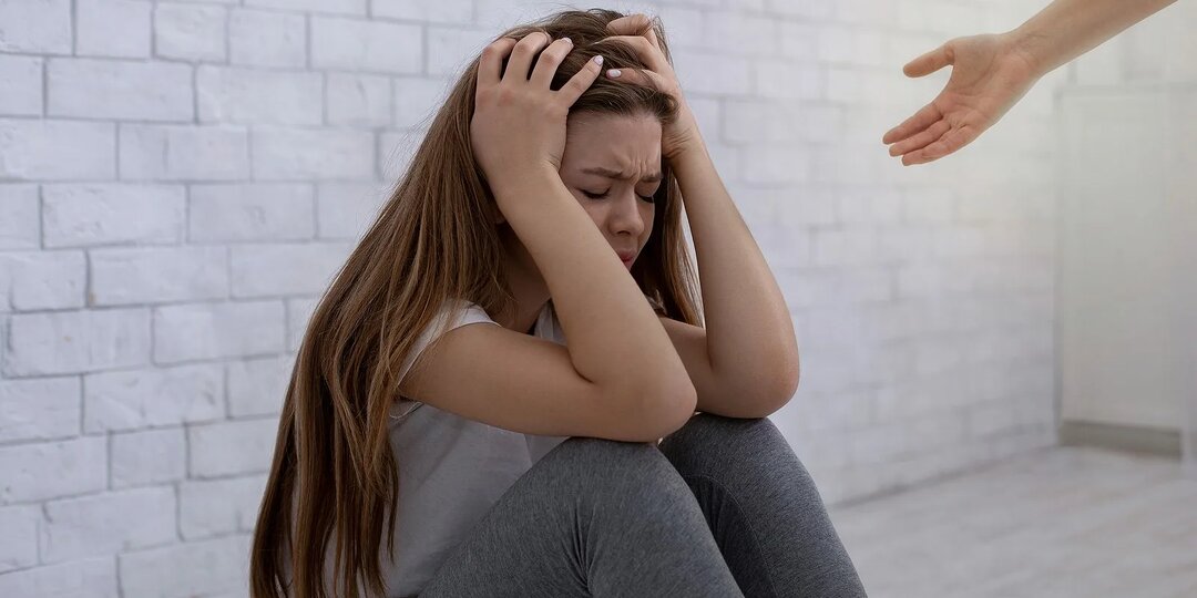 Ночью я спасла соседку от мужа-тирана — но милосердие обернулось кошмаром для моей семьи