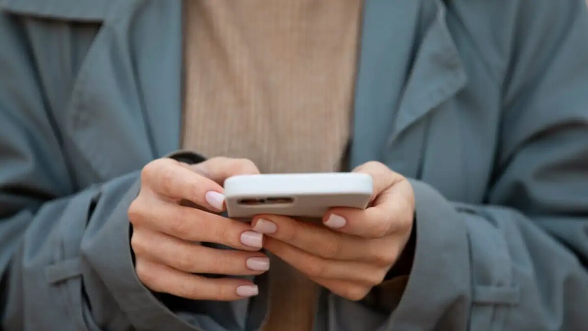    Сотовый телефон. © freepik.com