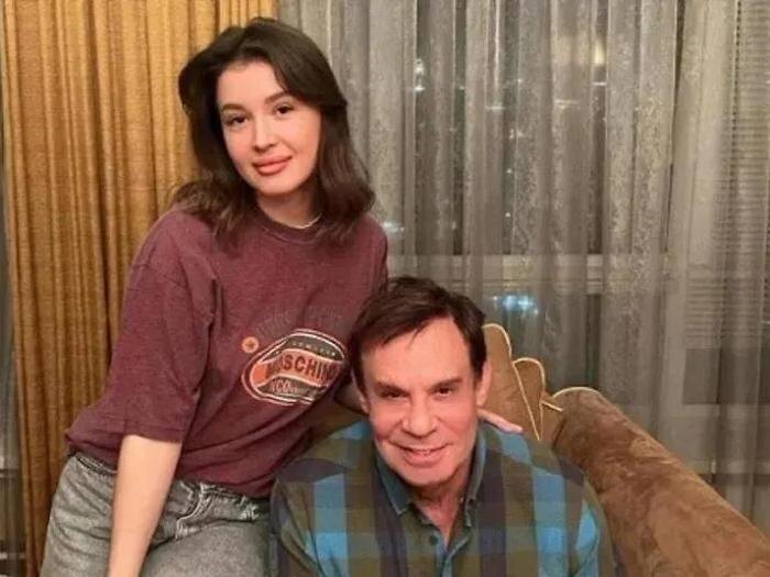 Ефим Шифрин и его 25-летняя спутница Кристина. Обложка © Instagram (признан экстремистской организацией и запрещён на территории Российской Федерации) / koteljnik