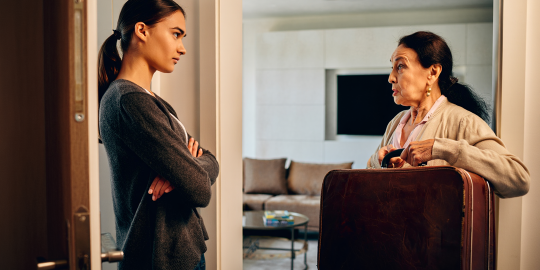 — Я никуда не уйду, мне жить негде, — заявила Свекровь и внесла чемодан в мою квартиру.