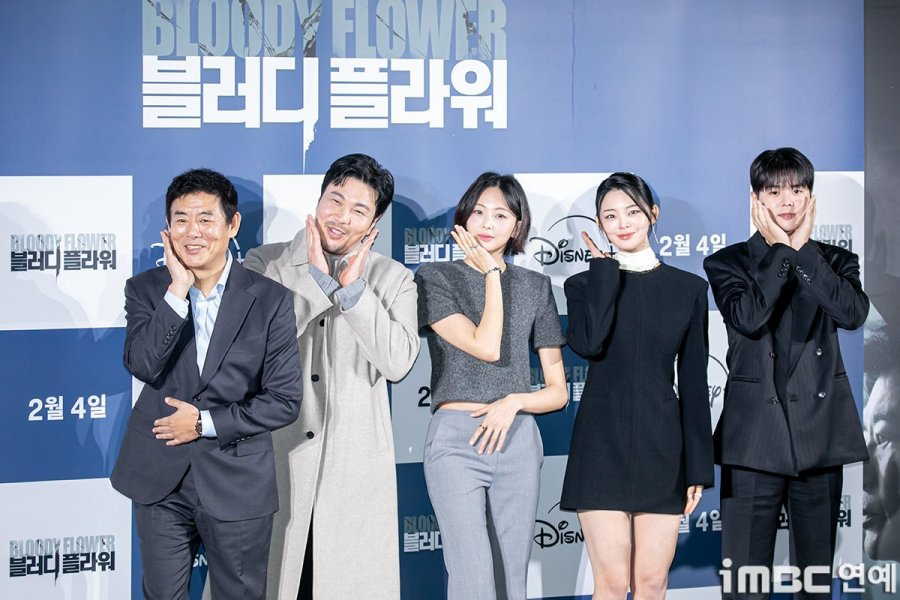 Актеры на презентации дорамы «Кровавый цветок».