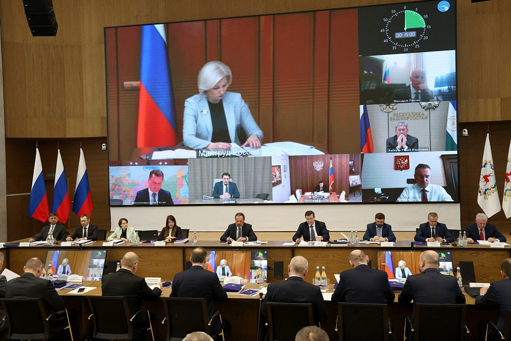     Радий Хәбиров Совет утырышында катнашты